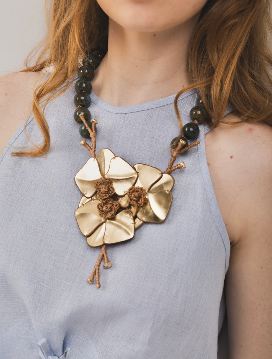 Collar de Cerámica con Flor en Piel