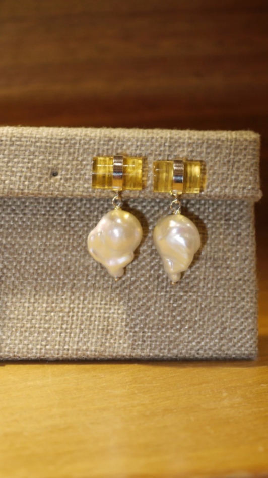 Arete Tubo de Ámbar y Perlas