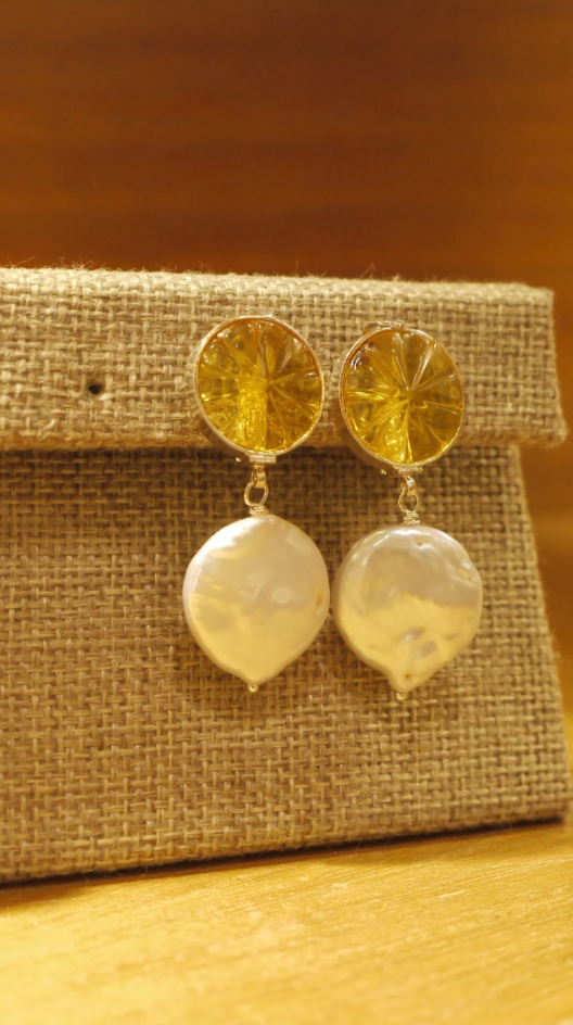 Arete Flor de Ámbar y Perlas